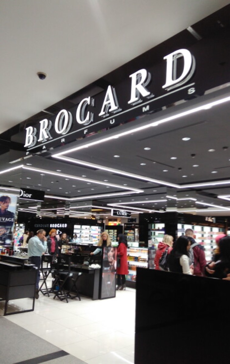 Brocard Parfums — Illuminated 3D letters · Retail